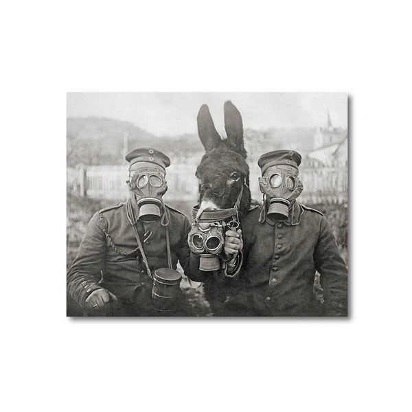 WWI Antique Photo Print: Deutsche Soldaten mit Esel – Schwarz-Weiß Leinwand Wandkunst