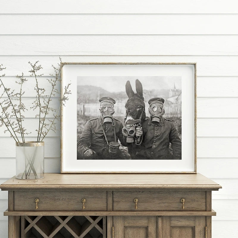 WWI Antique Photo Print: Deutsche Soldaten mit Esel – Schwarz-Weiß Leinwand Wandkunst