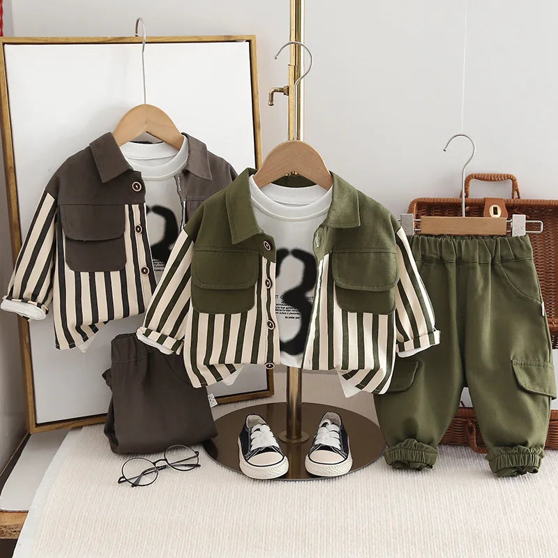 Kleinkind Jungen 3-teiliges Set – Baumwoll-Print-Oberteile, gestreifte Hemden & lockere einfarbige Hosen-Outfit