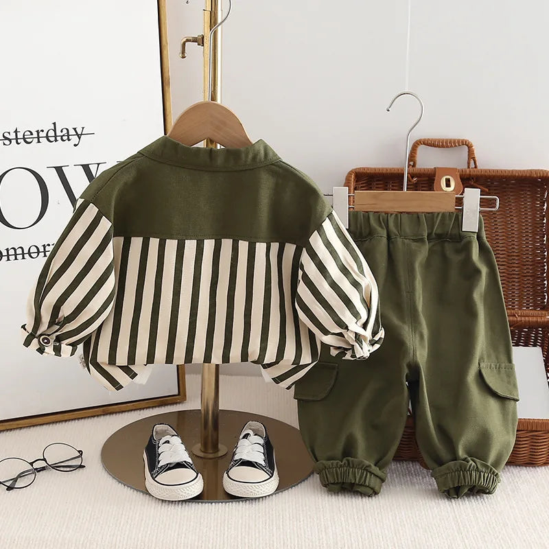 Kleinkind Jungen 3-teiliges Set – Baumwoll-Print-Oberteile, gestreifte Hemden & lockere einfarbige Hosen-Outfit