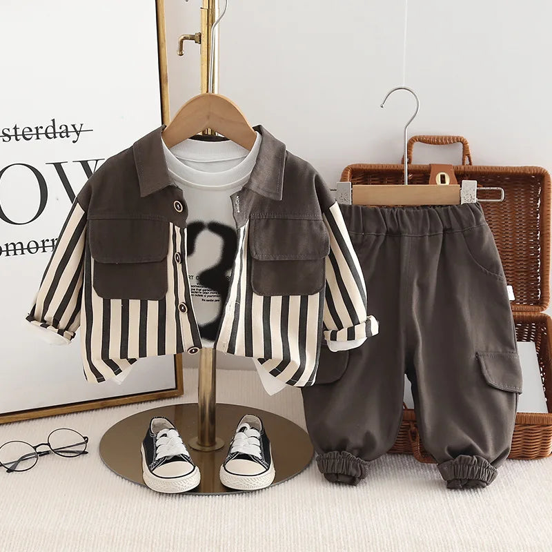 Kleinkind Jungen 3-teiliges Set – Baumwoll-Print-Oberteile, gestreifte Hemden & lockere einfarbige Hosen-Outfit