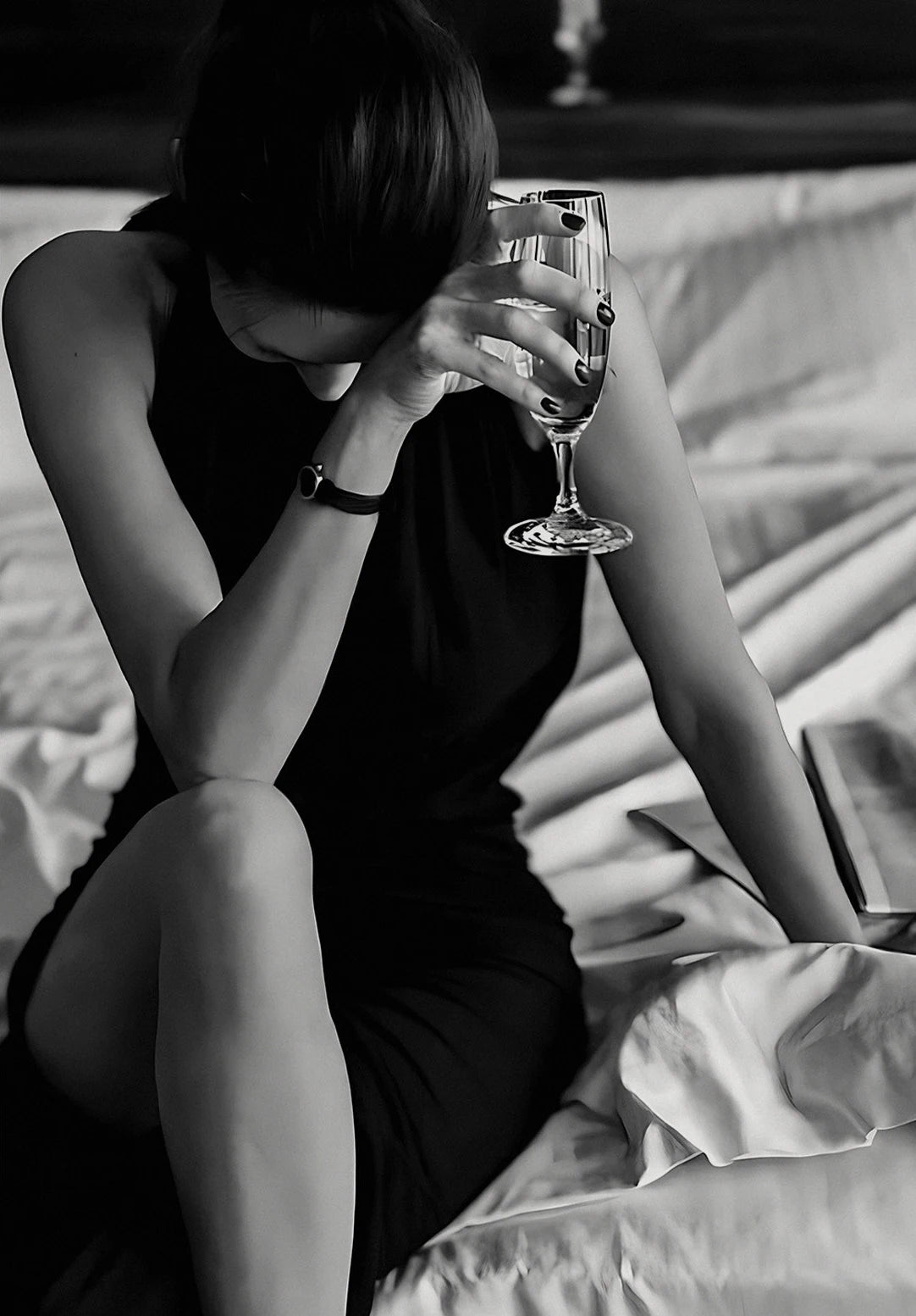 Schwarz-Weiß Poster Frau mit Wein Sex Girl Leinwandbild