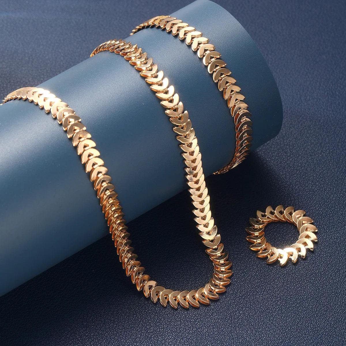 Geometrisches Schmuckset: Halskette, Armband & Ohrringe mit Blumen-Design