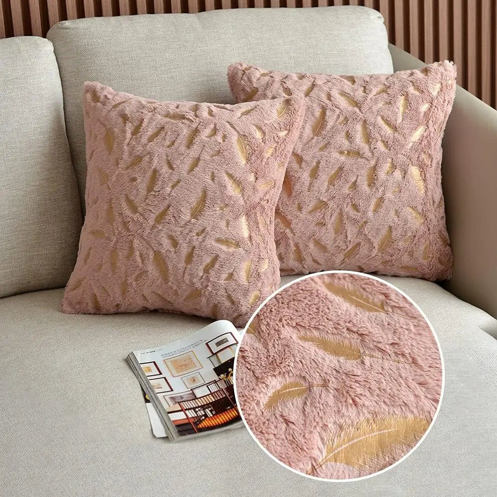 Goldene Samt-Kissenbezüge mit Federdesign – Nordische Dekokissen 45x45