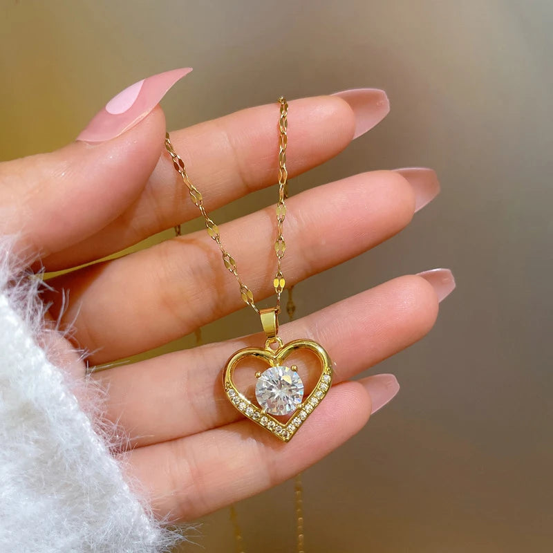 Herzanhänger Halskette - Goldene Edelstahl-Design mit Lippen für Frauen