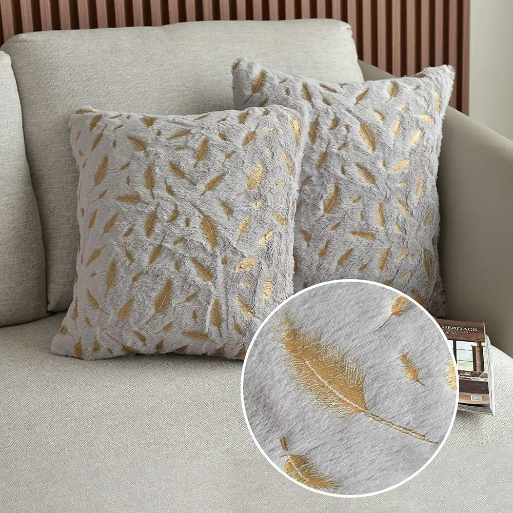 Goldene Samt-Kissenbezüge mit Federdesign – Nordische Dekokissen 45x45