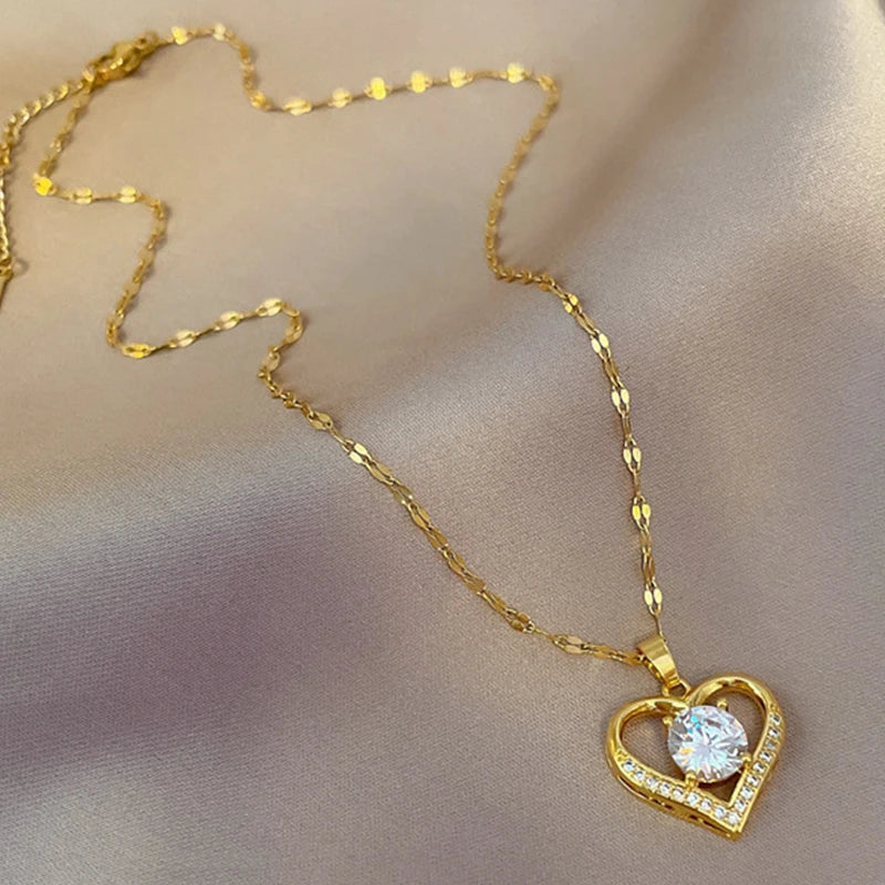 Herzanhänger Halskette - Goldene Edelstahl-Design mit Lippen für Frauen