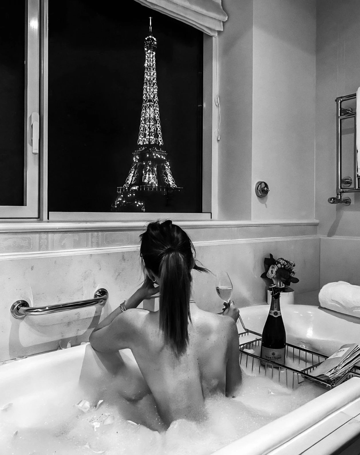 Schwarz-Weiß Poster Frau mit Wein Sex Girl Leinwandbild