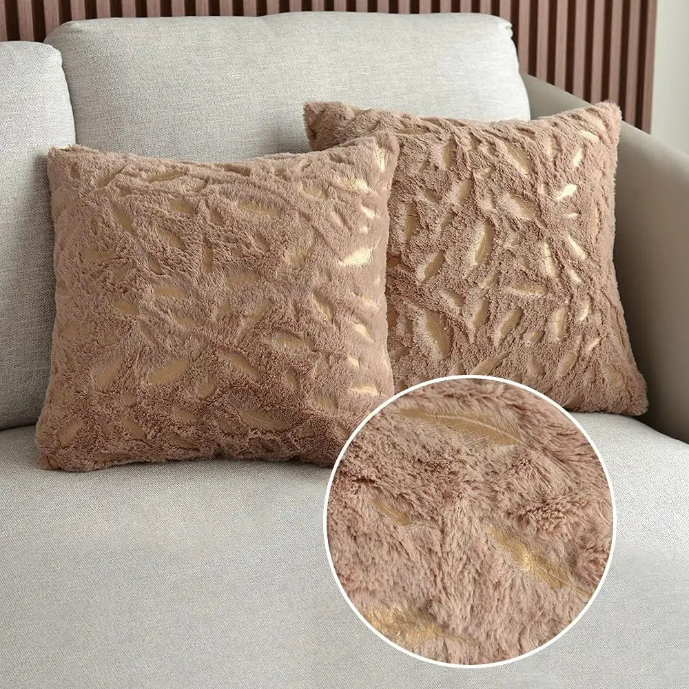Goldene Samt-Kissenbezüge mit Federdesign – Nordische Dekokissen 45x45