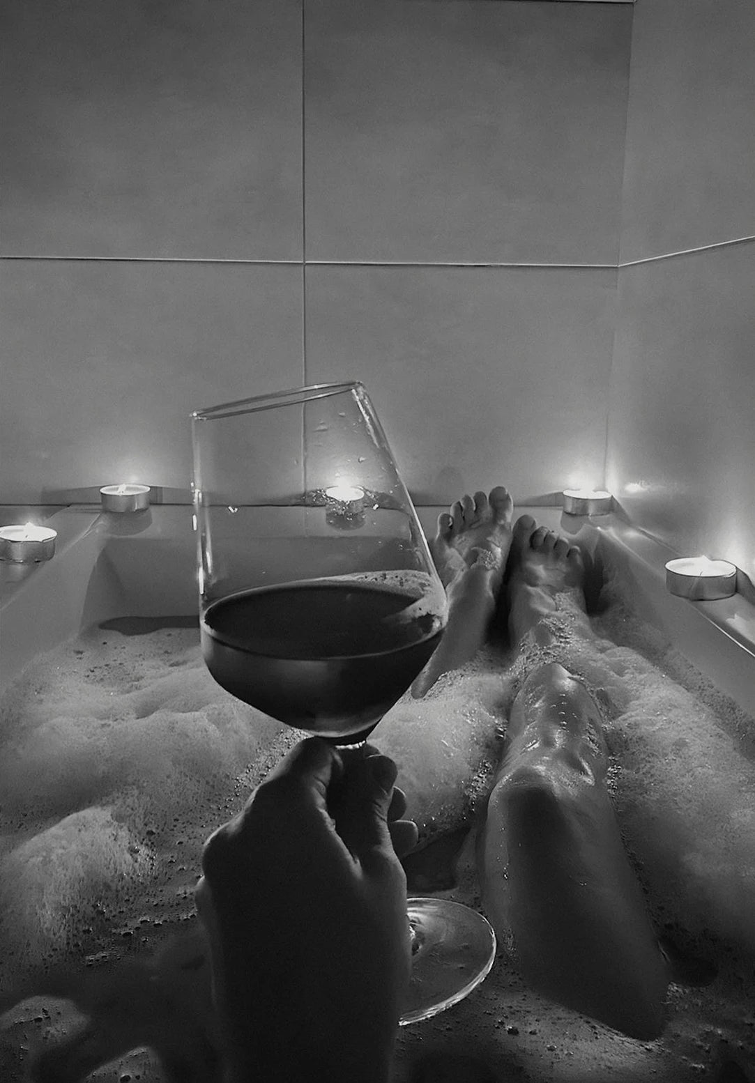 Schwarz-Weiß Poster Frau mit Wein Sex Girl Leinwandbild