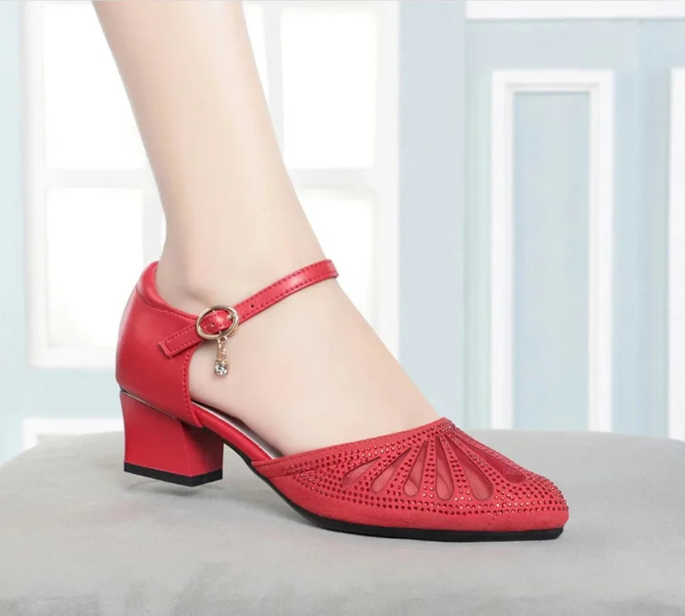 Spitz Zehen Sandalen mit Strass & Klaren Absätzen