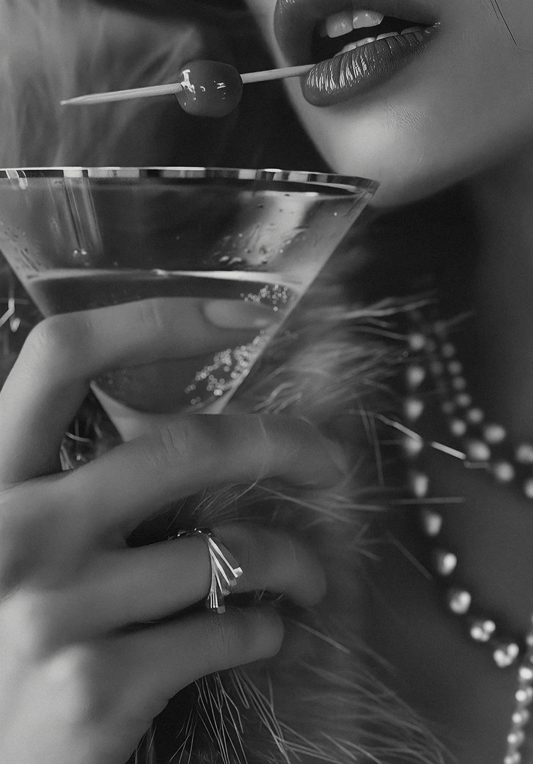 Schwarz-Weiß Poster Frau mit Wein Sex Girl Leinwandbild