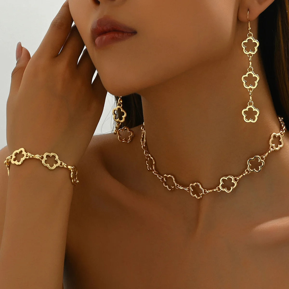 Geometrisches Schmuckset: Halskette, Armband & Ohrringe mit Blumen-Design